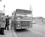 880903 Afbeelding van de versierde stadsbus van lijn 9, ter gelegenheid van de laatste rit van chauffeur Van der Zeijde ...